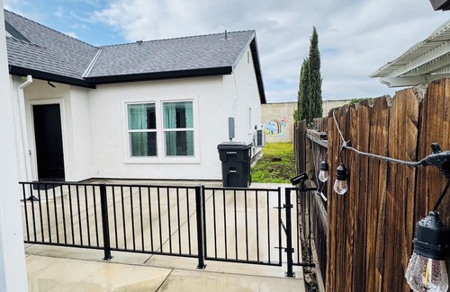 Manteca House | Charming 2-bedroom house with WiFi, AC in Manteca