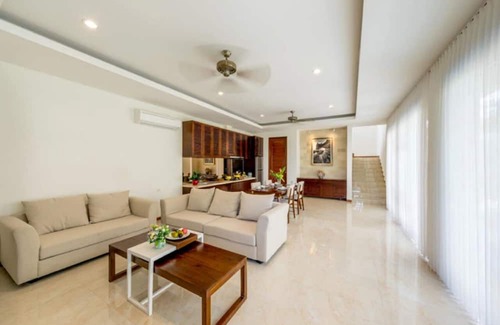Mumbul Villa | Georgeous 2-Bed Villa with HiSpeed WiFi, Fitness Room, AC and Private Carspace.