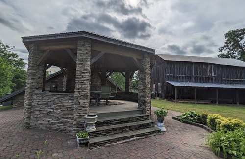 Ruffin Cabin | Charming 2-bedroom cabin with Hot Tub in quaint Reidsville, NC