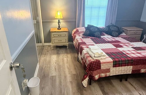 Port Malabar Bed & Breakfast | Charming Room with WiFi and AC in Palm Bay