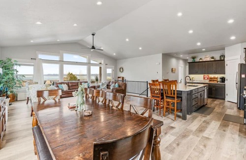 Sweetwater Cabin | Views+IdealBeachResort+PingPong+Sleeps21!
