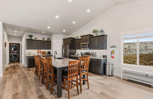Sweetwater Cabin | Views+IdealBeachResort+PingPong+Sleeps21!