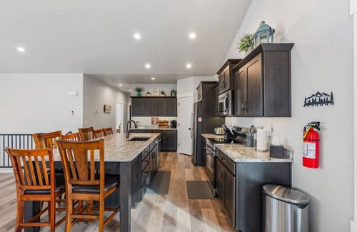 Sweetwater Cabin | Views+IdealBeachResort+PingPong+Sleeps21!