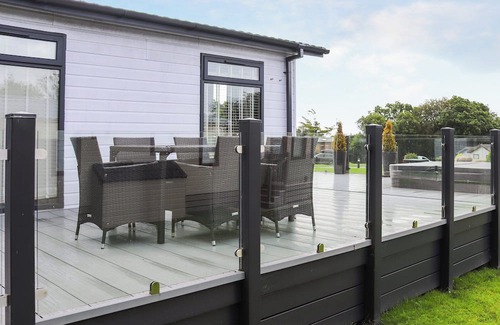 Rhyd-y-clafdy Cottage | Experience luxury at this 5-star lodge, nestled in an exclusive park.