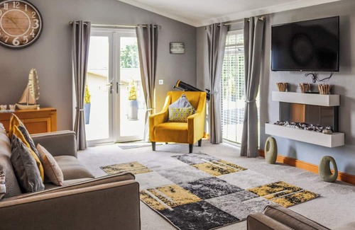 Rhyd-y-clafdy Cottage | Experience luxury at this 5-star lodge, nestled in an exclusive park.
