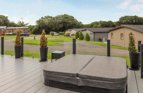 Rhyd-y-clafdy Cottage | Experience luxury at this 5-star lodge, nestled in an exclusive park.