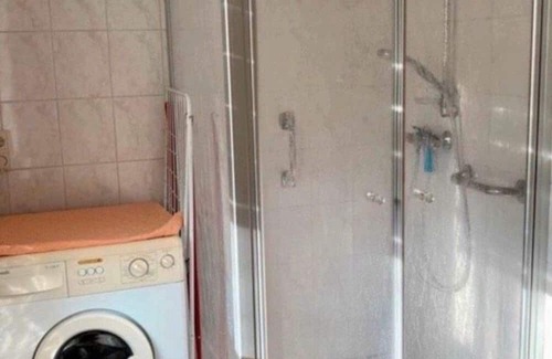 Detern House | Spacious ground floor apartment in a quiet residential area with a beautiful garden.