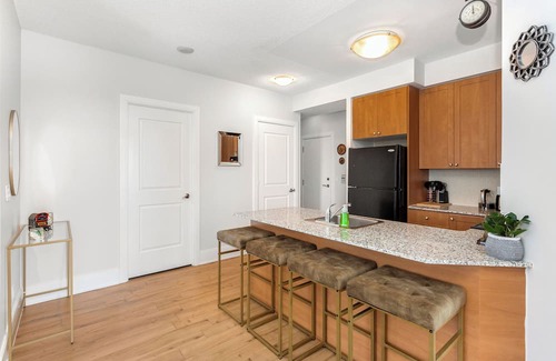 Fairview Condo | Lavish 2BR/2Bath Condo Steps to Square One Mall