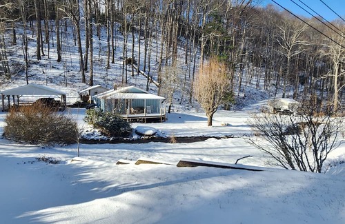 Ridgewood Estates Cabin | Relax and Recharge in a 1940's Creekside Cabin