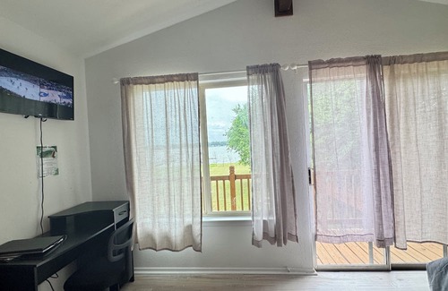 Cedar Creek Reservoir House | Cozy lakefront 3-bedroom house with WiFi, AC, fireplace, huge backyard