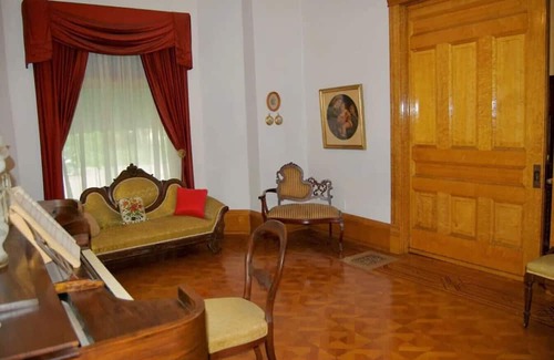 Richland Center House | 512B) Ma'on House Bed and Breakfast