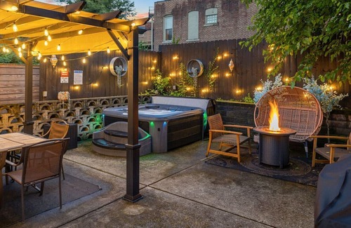 Mount Washington House | ★HostWise Stays★ Private Hot Tub | Family Friendly | Private Parking | Steps to Shiloh St