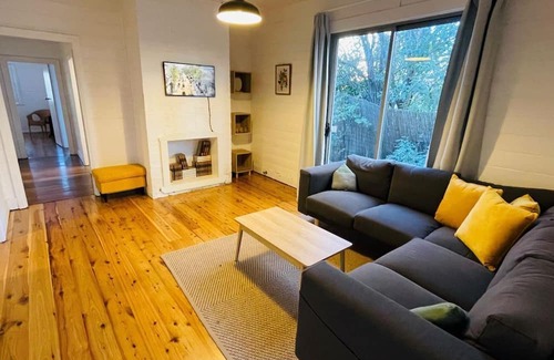 Armidale Cottage | The Bower - peaceful and cosy in central Armidale