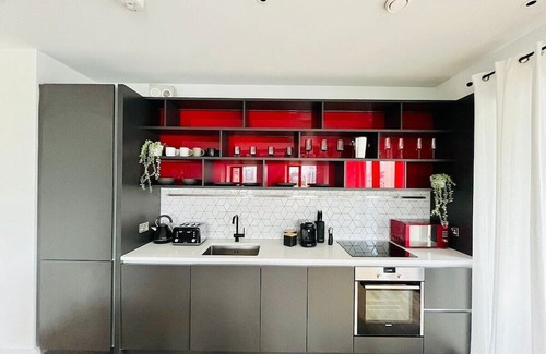 Lansbury Apartment | Executive Retreat | Breathtaking Views -Near O2