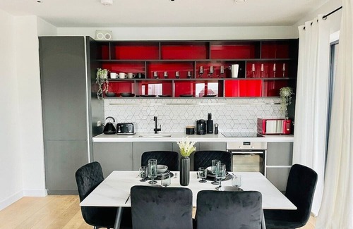 Lansbury Apartment | Executive Retreat | Breathtaking Views -Near O2