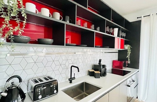 Lansbury Apartment | Executive Retreat | Breathtaking Views -Near O2