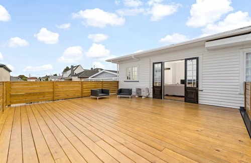 Mount Albert House | Central 4BR Family Home w/Parking | Sleeps 7 | Near Auckland CBD
