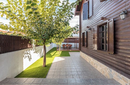L'Eliana Ski Chalet | Wooden house with private pool, located in an emblematic place of Valencia.