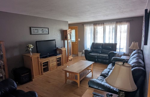Ashwaubenon House | 3-bedroom house in peaceful Green Bay with AC, WiFi
