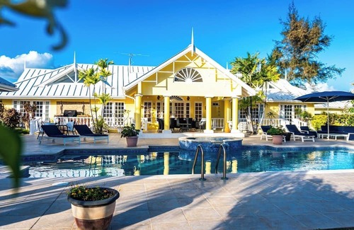 Lowlands Villa | Charming 4-bedroom villa with AC and WiFi in the gated community.
