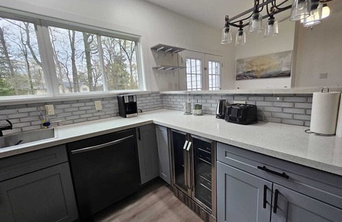 Raleigh House | Exclusive & Privacy 10-Bedroom Estate Compound with Pool and Hot Tub