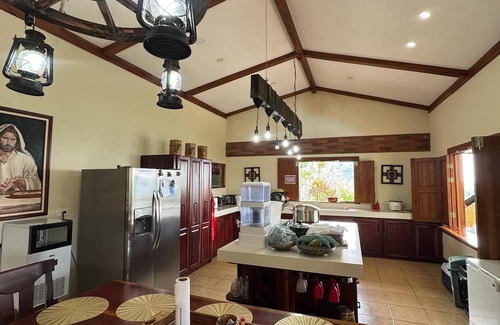 Mercedes Sur Cottage | Enchanting 5-bedroom cottage with WiFi in San José