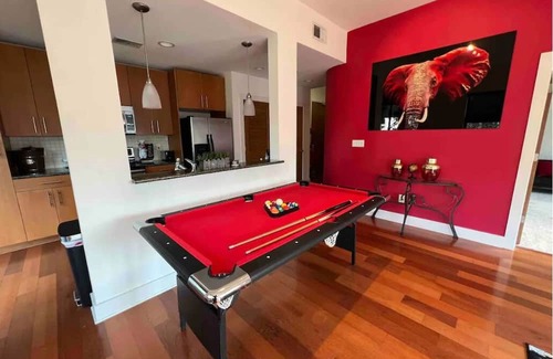 Lindbergh Apartment | The Red Room