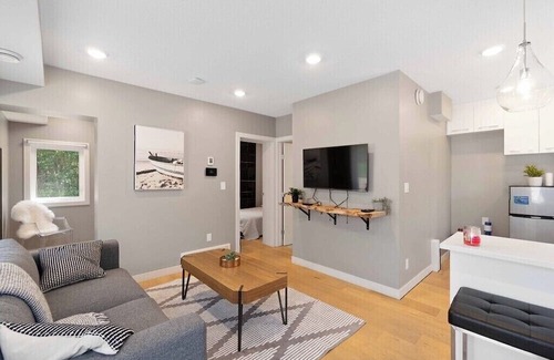 Central Alberta House | Modern Home and guest house in peaceful location.