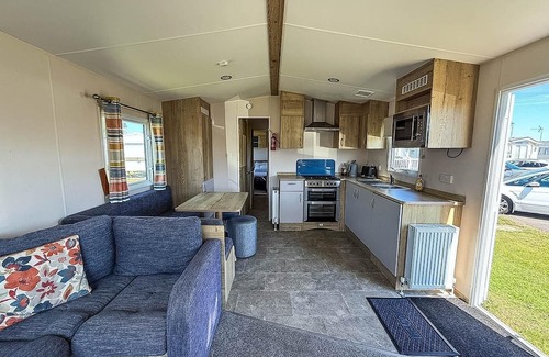 Harwich House | Superb caravan at Dovercourt Park, sleeps 8 ref 44202C