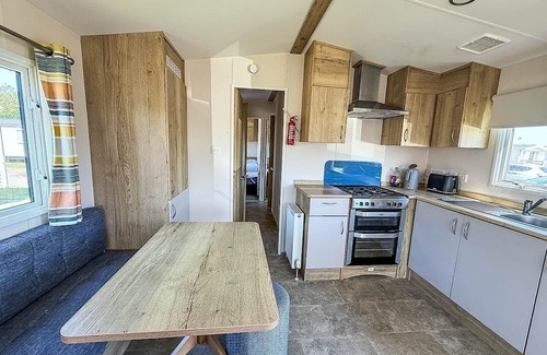 Harwich House | Superb caravan at Dovercourt Park, sleeps 8 ref 44202C