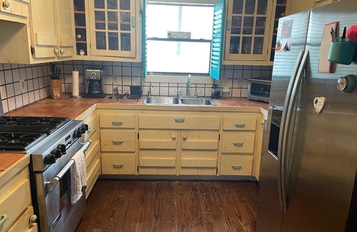 Dickinson House | Charming 2-bedroom house with hot tub and dock right on the San Leon bay
