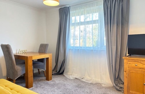 Crawley Apartment | 1-Bed Flat Free Parking 5 Min LGW Airport