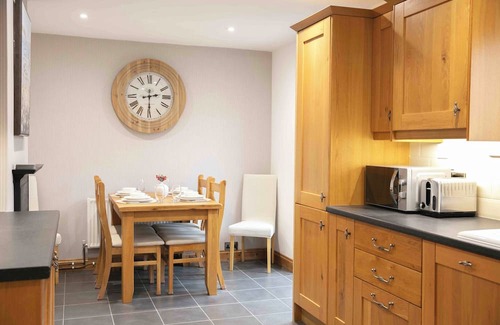 Uttoxeter Cottage | HUMBLE HOME, family friendly, with a garden in Uttoxeter