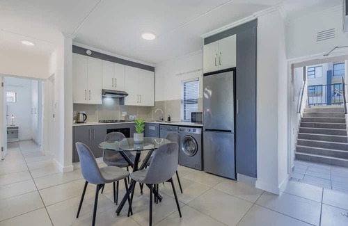 Umhlali Apartment | Modern 2BR in Ballito Village |Inverter | Sleeps 4