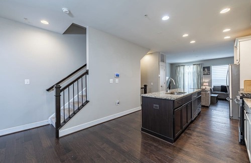 Northeast House | NICE Gorgeous Townhouse 4BR with Private Garage