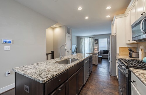 Northeast House | NICE Gorgeous Townhouse 4BR with Private Garage
