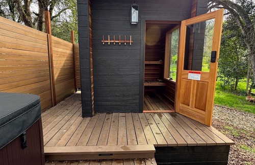 Three Rivers House | Charming 4-bedroom retreat, AC, sauna and hot tub close to Sequoia Nat'l Park