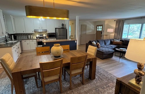 Three Rivers House | Charming 4-bedroom retreat, AC, sauna and hot tub close to Sequoia Nat'l Park