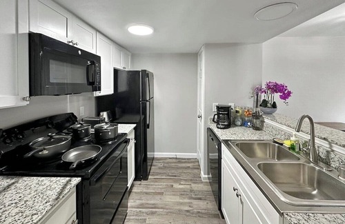 Addison Apartment | 2104 · Cozy Addison Apt, Free Park Wi-Fi, Pool & Gym