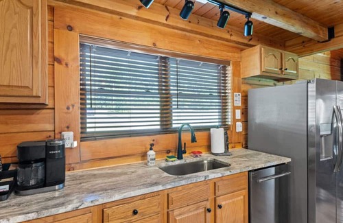 Stanton Cabin | Hot Tub, Fire Pit, WiFi, EV Charger | Biggie cabin near Red River Gorge, KY!