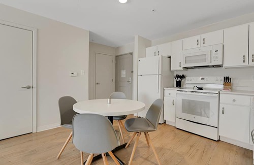 Far North Central Apartment | Simplicity At the Rim 1308 I Comfy 2 Bed 2 Bath