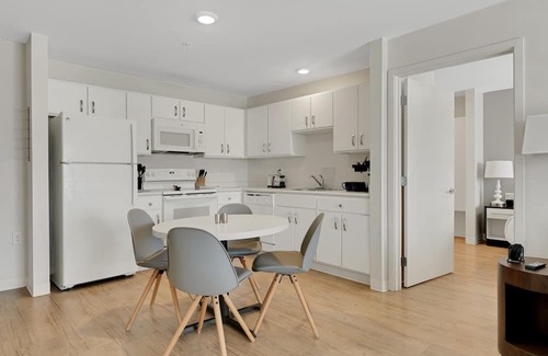 Far North Central Apartment | Simplicity At the Rim 1308 I Comfy 2 Bed 2 Bath