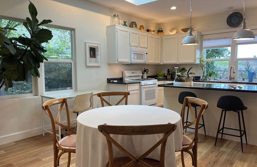 Sonoma House | Charming Garden 2bdrm 2ba on Quiet Cul-de-Sac Walkable to Shopping & Plaza