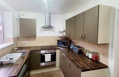 Salford House | Long Stay 3BR House with Parking
