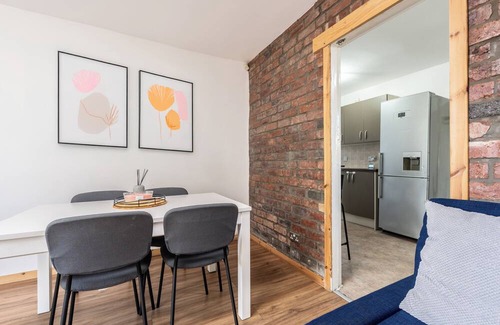 Salford House | Long Stay 3BR House with Parking