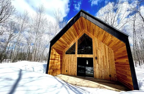 Cable Apartment | Cozy Trailside Nordic Chic Nature Cottage