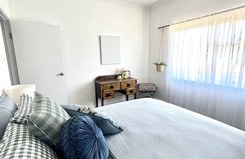 Tatiara Bed & Breakfast | Gums N Roses B&B Quiet & Central Location. Spacious For Family & Pet Friendly🌹