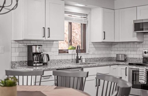 Wexford House | Stylish & Accessible 6Bd Home in Wexford/Pittsburg
