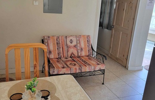 Little Battaleys Apartment | Nice 1-bedroom apartment in St Peter with WiFi