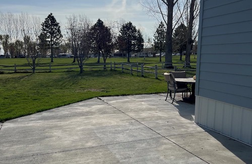Moses Lake House | Charming bungalow on legacy golf coarse next to potholes reservoir.